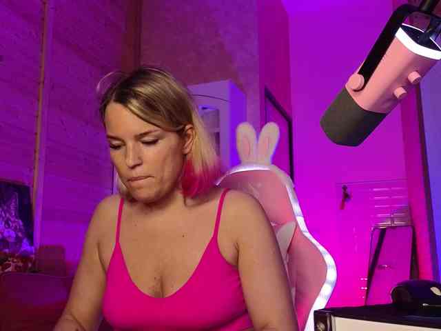 Findom_Lady_Shine webcam
