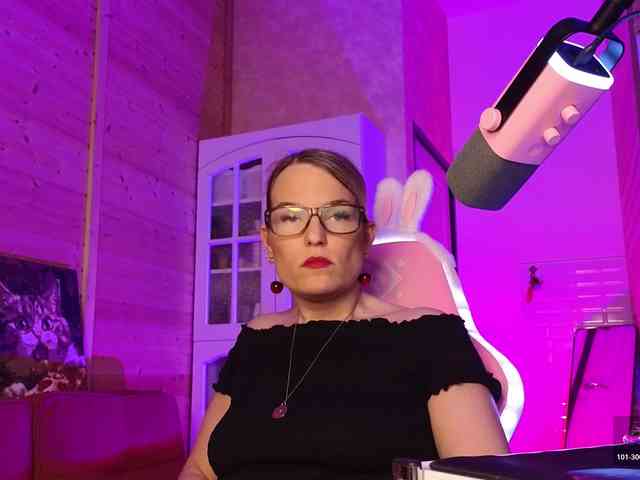 Findom_Lady_Shine webcam