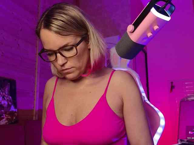 Findom_Lady_Shine webcam