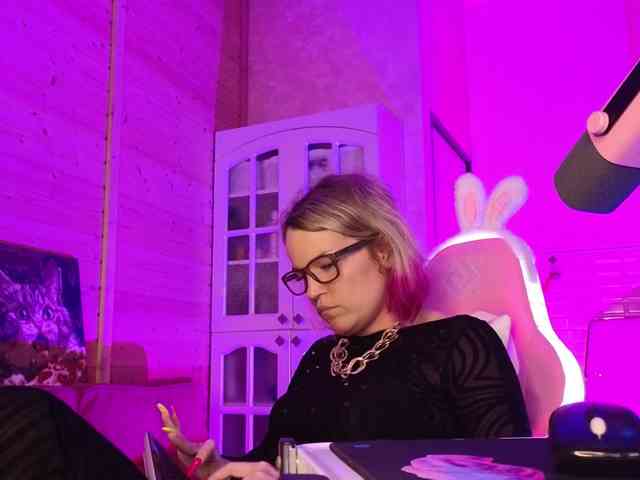 Findom_Lady_Shine webcam