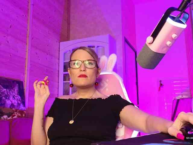 Findom_Lady_Shine webcam