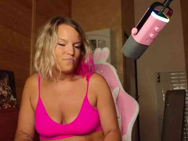 Findom_Lady_Shine webcam