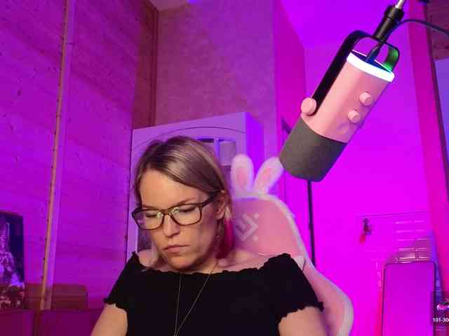 Findom_Lady_Shine webcam