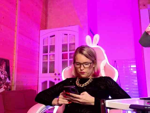 Findom_Lady_Shine webcam