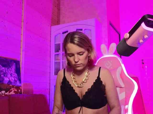 Findom_Lady_Shine webcam