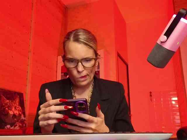 Findom_Lady_Shine webcam