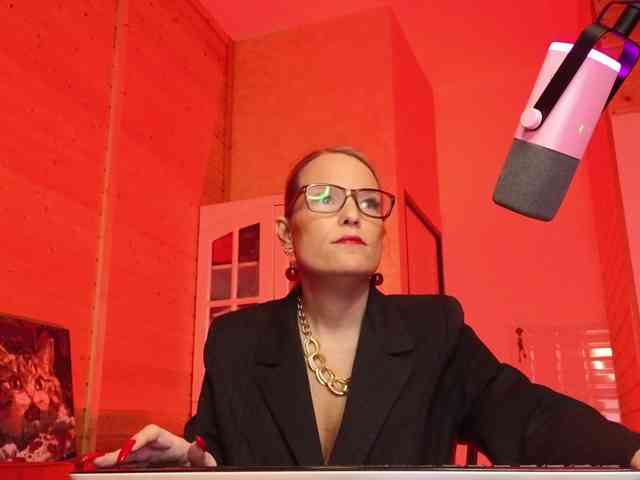 Findom_Lady_Shine webcam