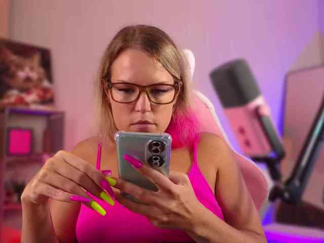 Findom_Lady_Shine webcam