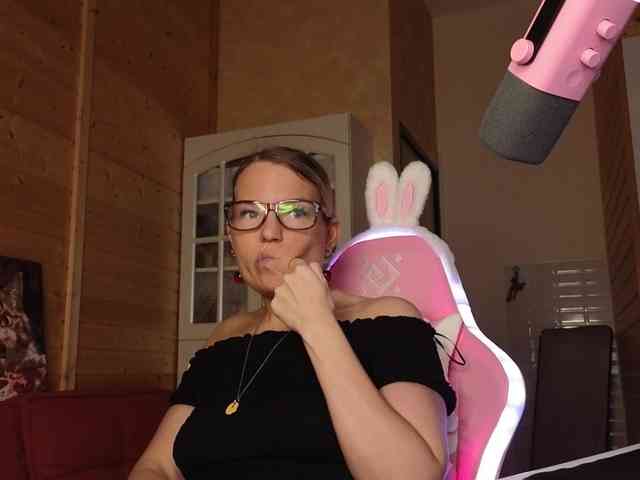 Findom_Lady_Shine webcam