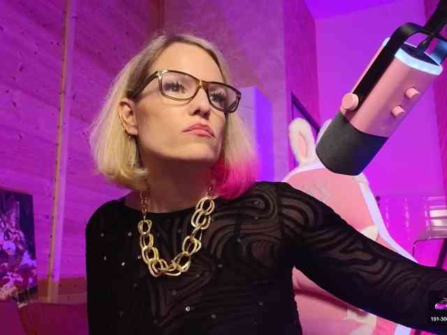 Findom_Lady_Shine webcam