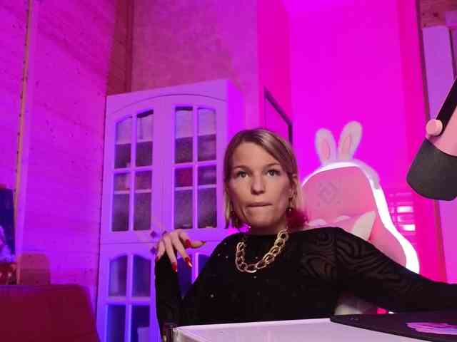 Findom_Lady_Shine webcam