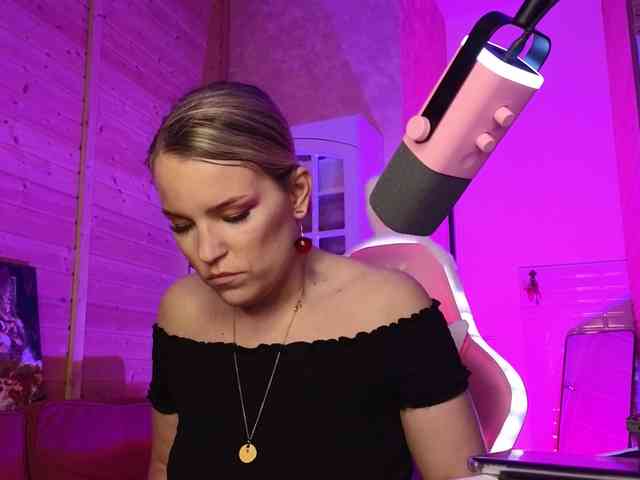 Findom_Lady_Shine webcam