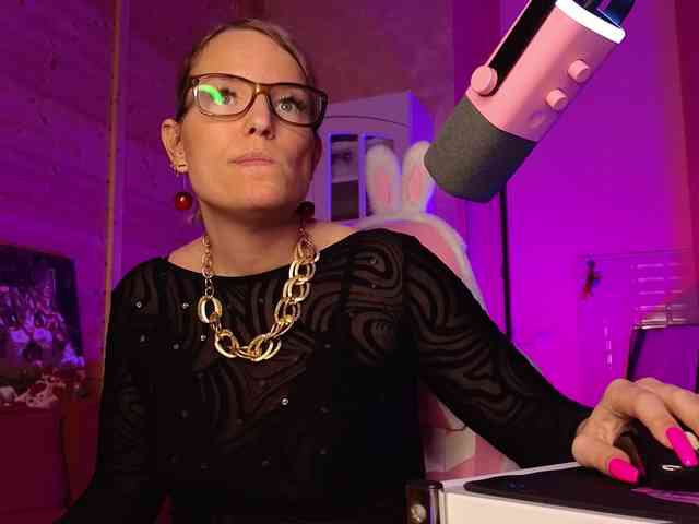 Findom_Lady_Shine webcam