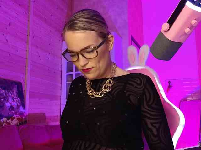 Findom_Lady_Shine webcam
