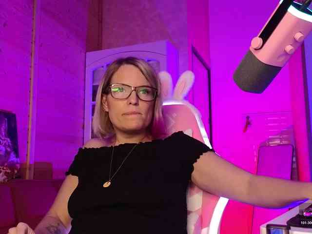Findom_Lady_Shine webcam