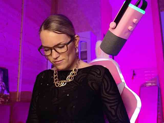 Findom_Lady_Shine webcam