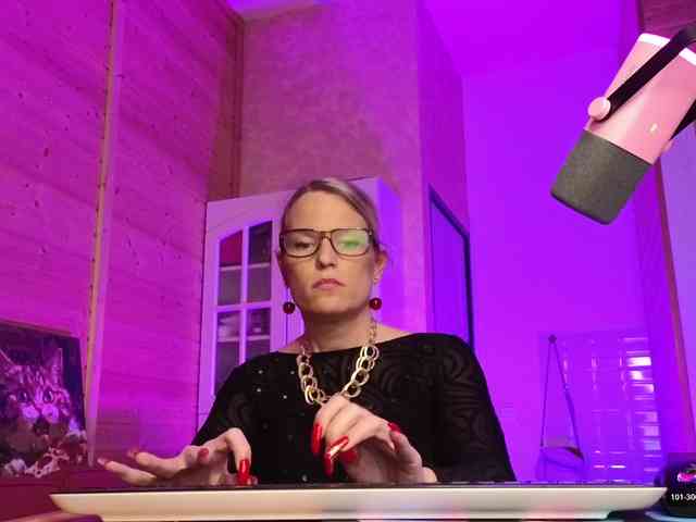 Findom_Lady_Shine webcam