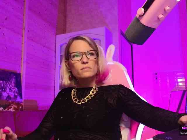 Findom_Lady_Shine webcam