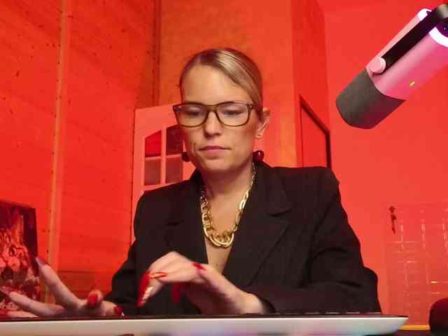 Findom_Lady_Shine webcam