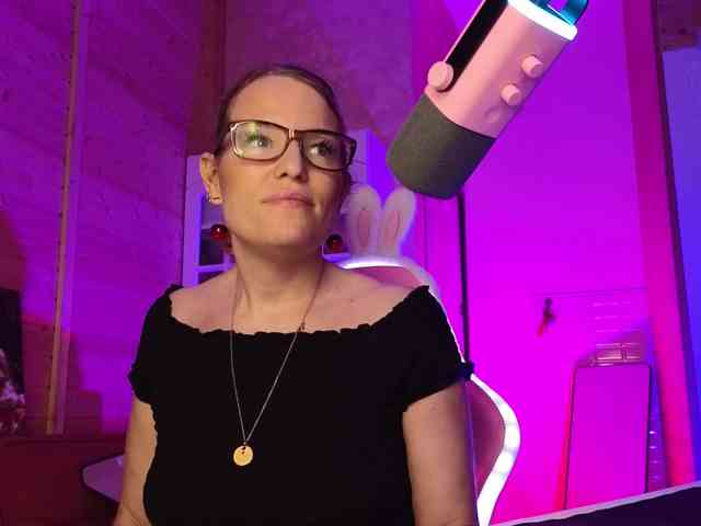 Findom_Lady_Shine webcam