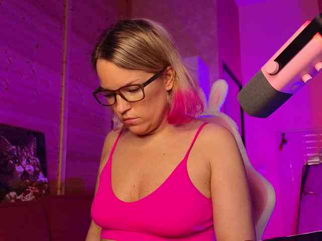 Findom_Lady_Shine webcam