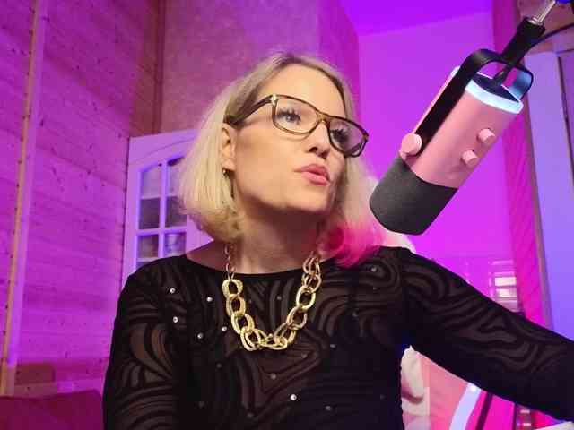 Findom_Lady_Shine webcam