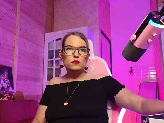 Findom_Lady_Shine webcam