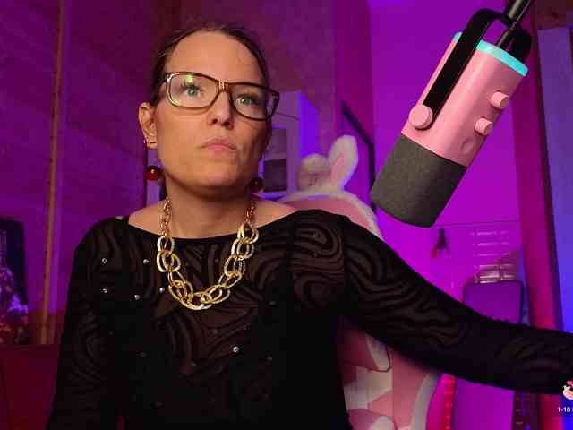 Findom_Lady_Shine webcam