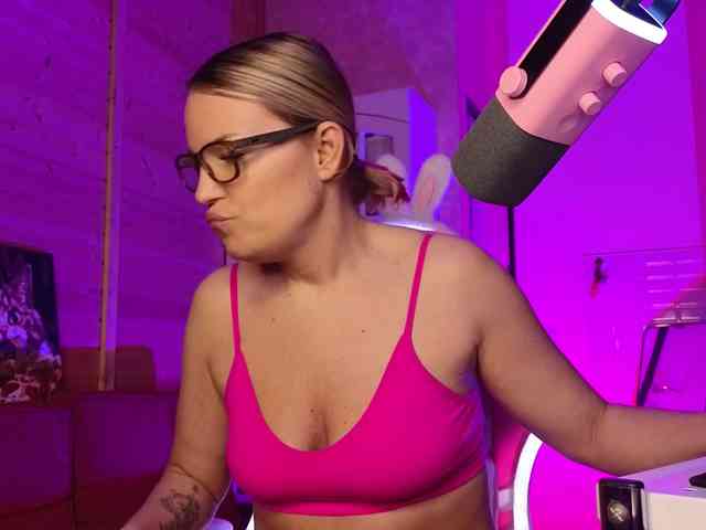 Findom_Lady_Shine webcam