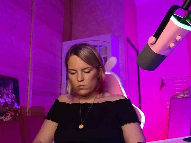 Findom_Lady_Shine webcam