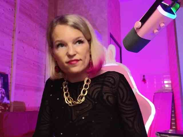 Findom_Lady_Shine webcam