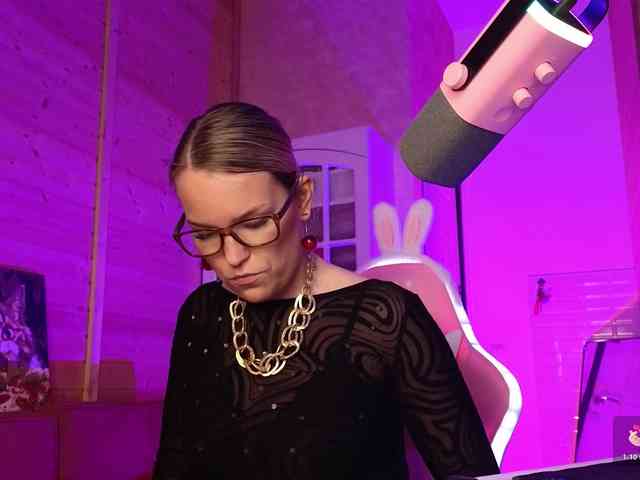 Findom_Lady_Shine webcam