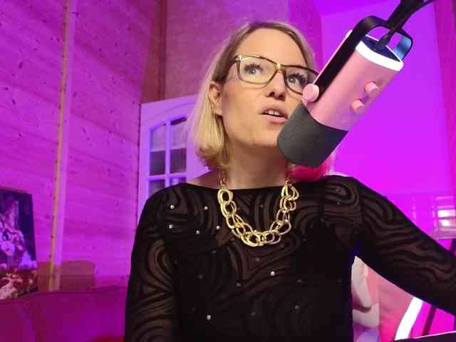 Findom_Lady_Shine webcam