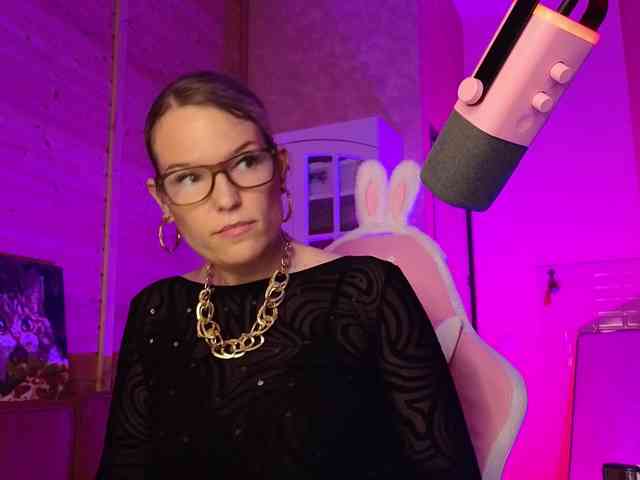 Findom_Lady_Shine webcam