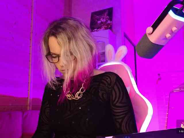 Findom_Lady_Shine webcam