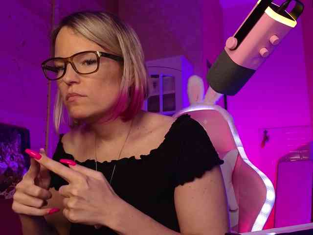 Findom_Lady_Shine webcam