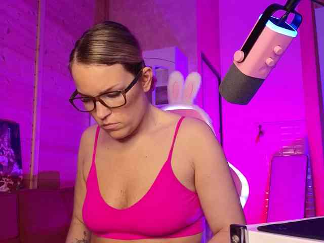 Findom_Lady_Shine webcam