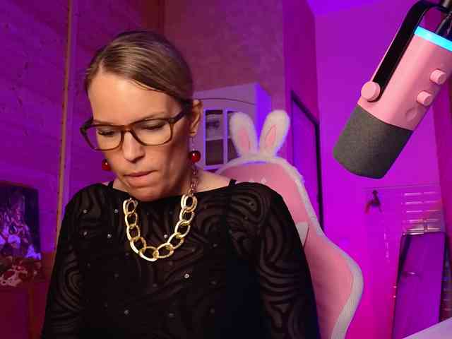 Findom_Lady_Shine webcam