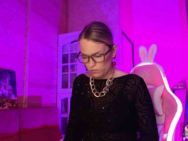 Findom_Lady_Shine webcam