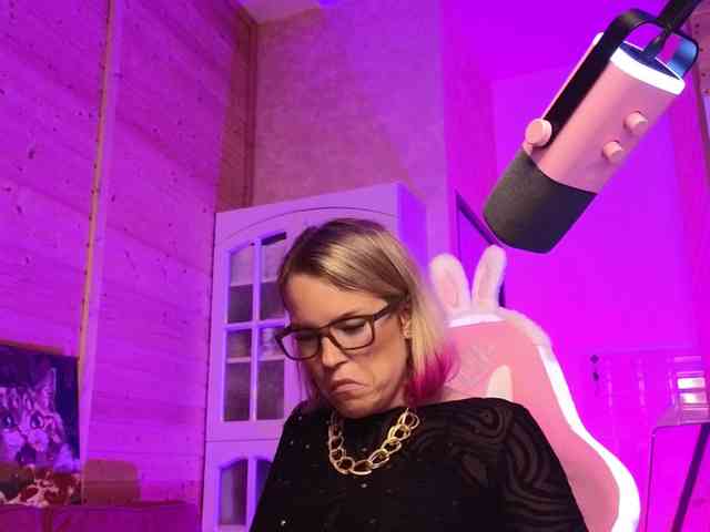 Findom_Lady_Shine webcam