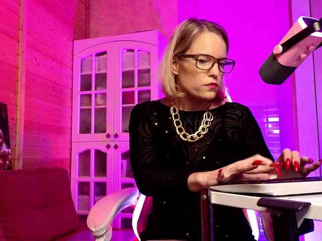 Findom_Lady_Shine webcam