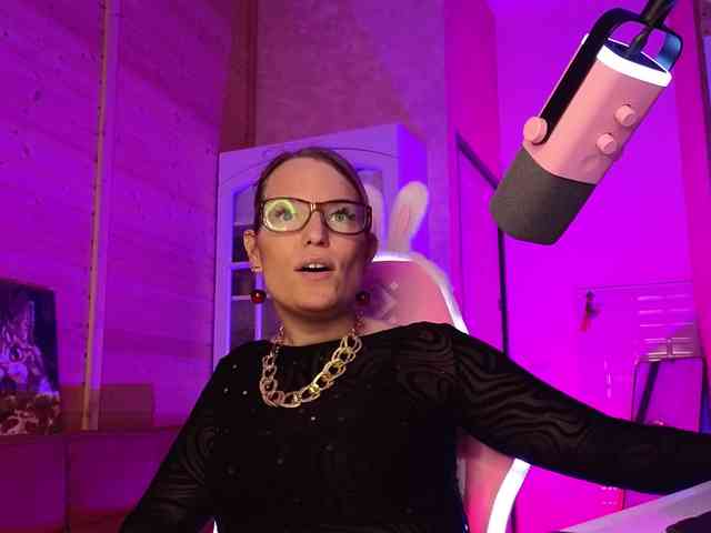 Findom_Lady_Shine webcam