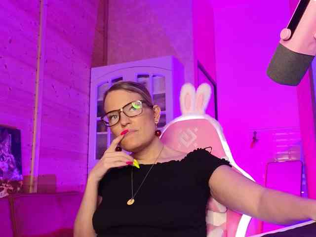 Findom_Lady_Shine webcam