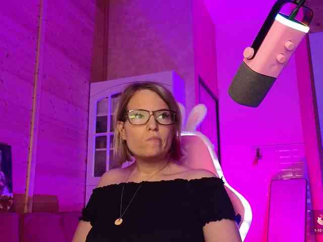 Findom_Lady_Shine webcam