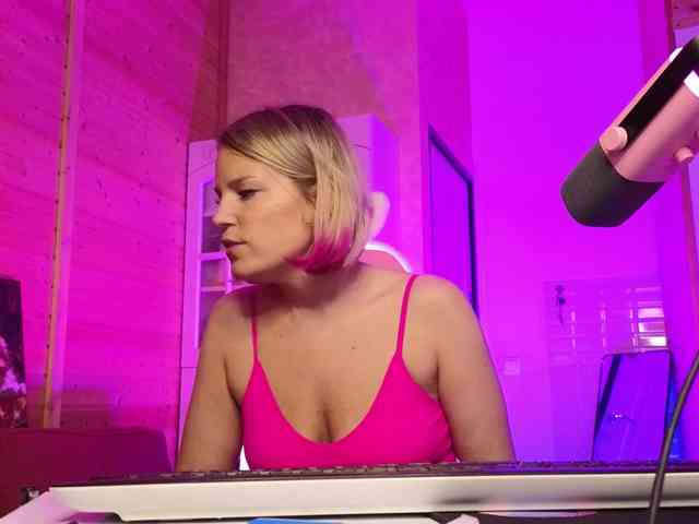 Findom_Lady_Shine webcam