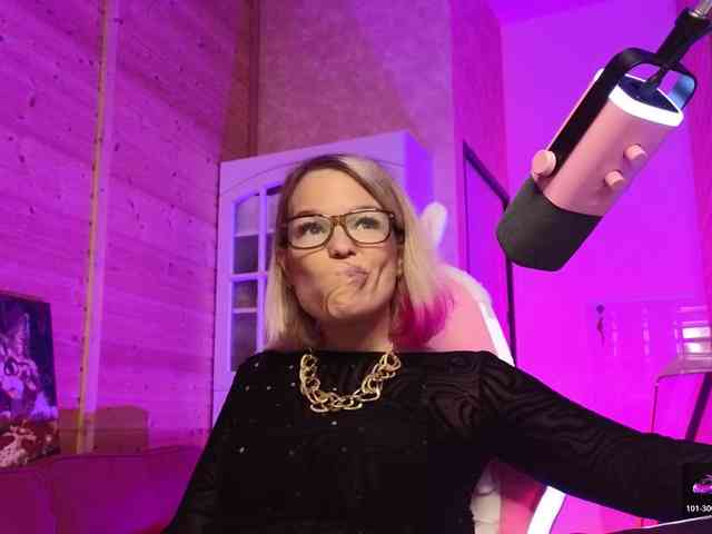 Findom_Lady_Shine webcam