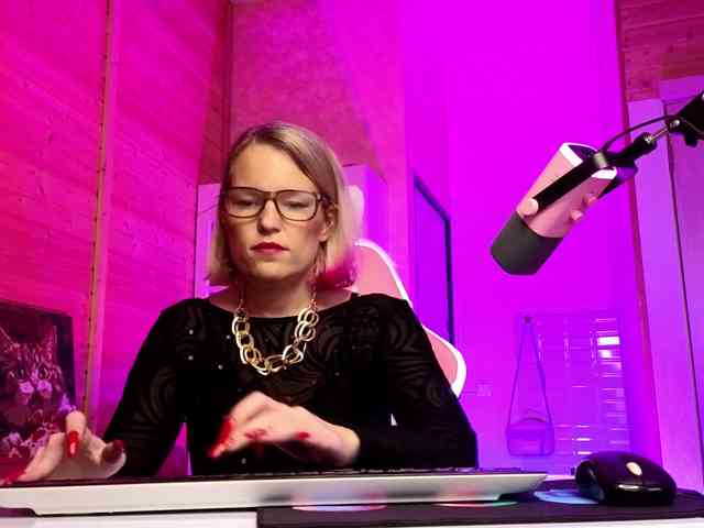 Findom_Lady_Shine webcam