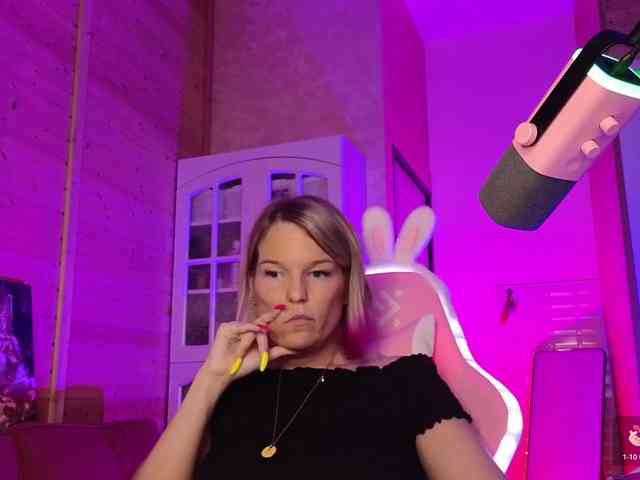 Findom_Lady_Shine webcam