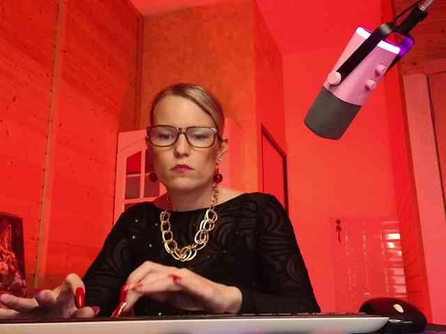 Findom_Lady_Shine webcam