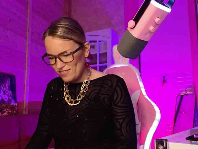 Findom_Lady_Shine webcam